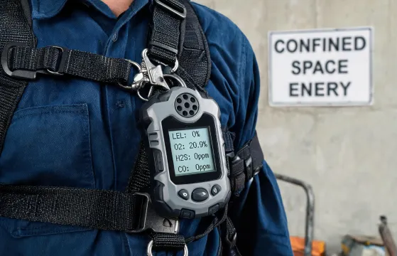 Portable gas monitor for confined space