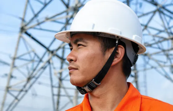 Safety helmet for vertical work